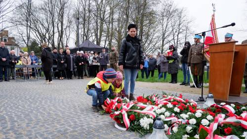 Uroczyste złożenie kwiatów pod pomnikiem podczas obchodów 83. rocznicy Zbrodni Katyńskiej. Przedszkolaki z przedszkola Kubuś Puchatek z nauczycielką.